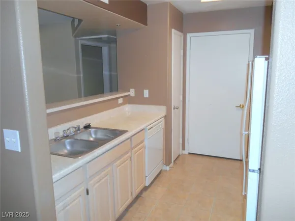 $1,250 | 555 East Silverado Ranch Boulevard, Unit 1073, Las Vegas, NV 89183