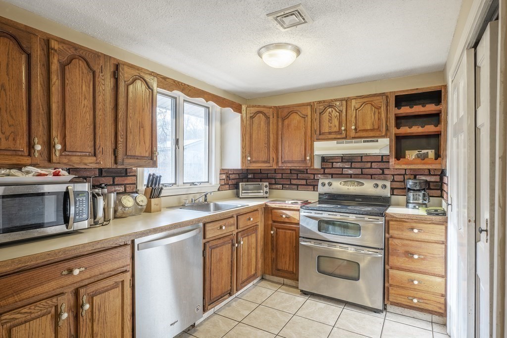 32 McDevitt Road Randolph, MA 02368 - Photo 10 of 17 Gallery Image 10