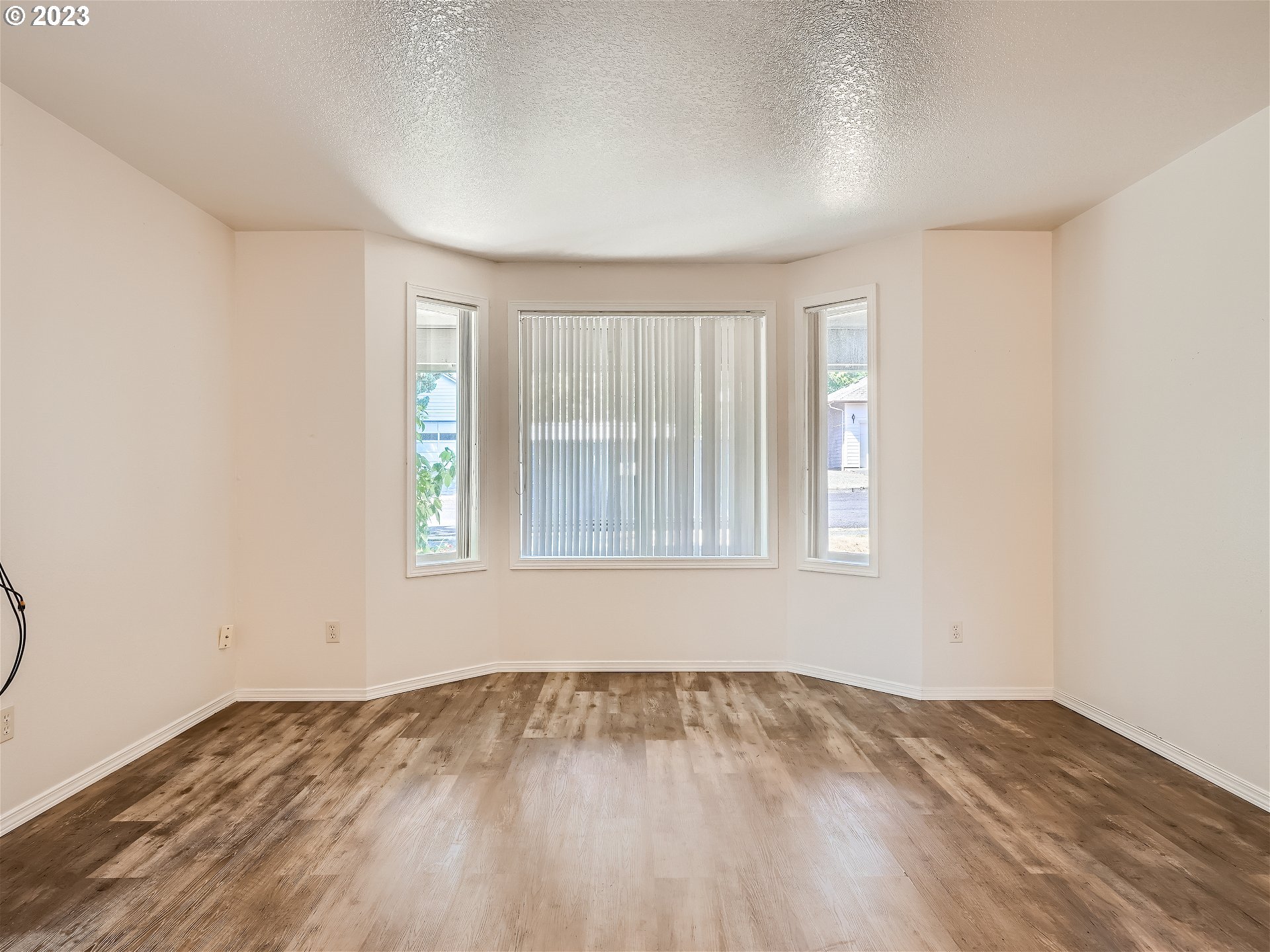 3922 R Street Washougal, WA 98671 - Photo 6 of 30 Living Room