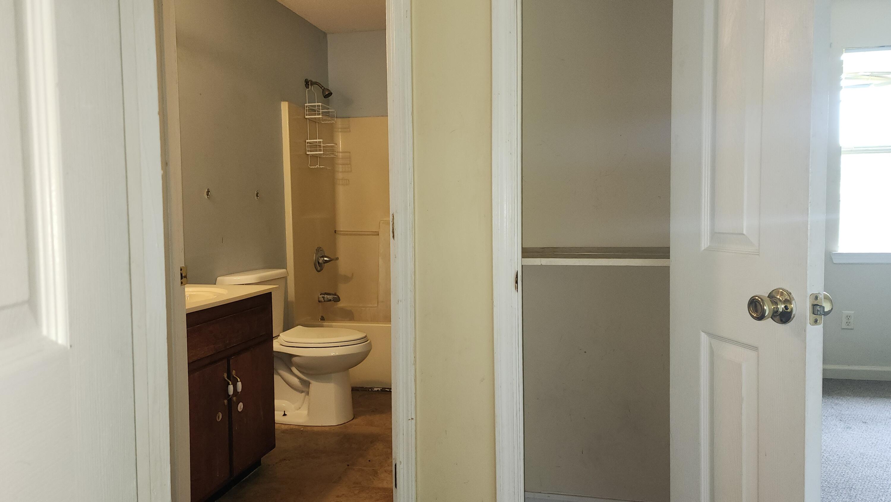1806 Bennett Avenue Chattanooga, TN 37404 - Photo 21 of 27 Hall closet, shared bath