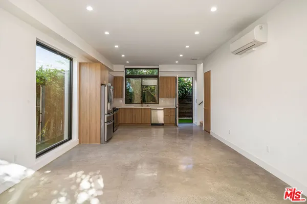 $4,995 | 3909 West Exposition Boulevard, Los Angeles, CA 90016