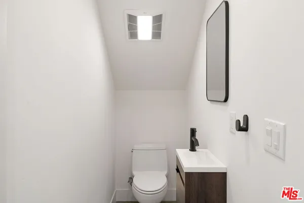 $4,995 | 3909 West Exposition Boulevard, Los Angeles, CA 90016