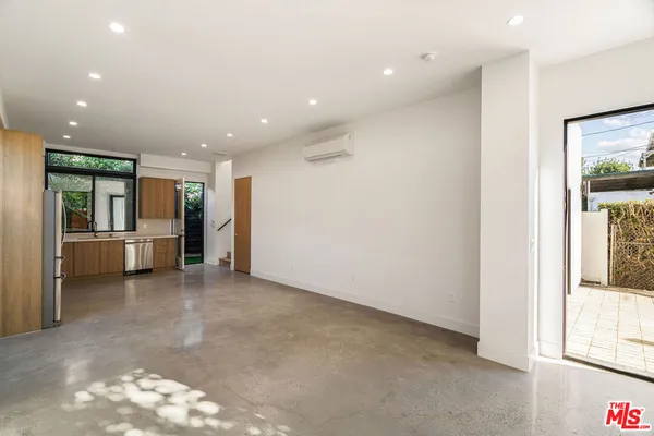 $4,995 | 3909 West Exposition Boulevard, Los Angeles, CA 90016