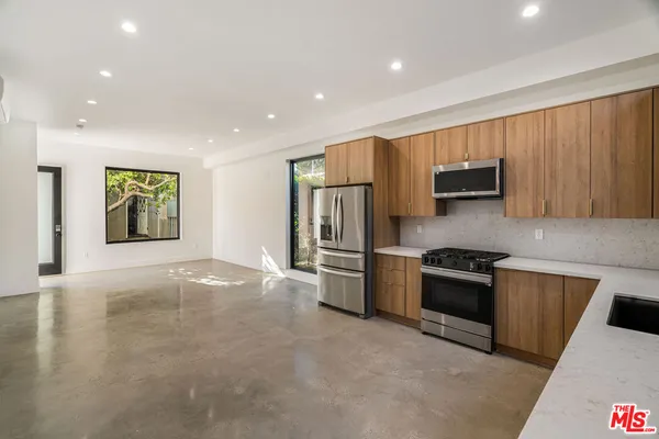 $4,995 | 3909 West Exposition Boulevard, Los Angeles, CA 90016