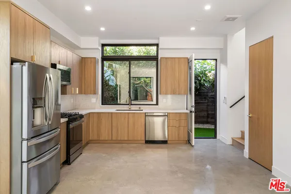 $4,995 | 3909 West Exposition Boulevard, Los Angeles, CA 90016