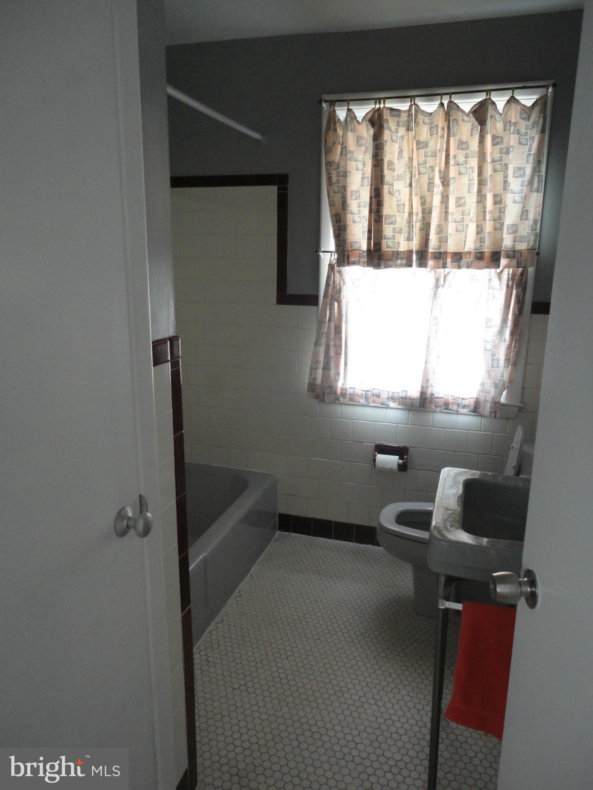 6221 Marlora Road Baltimore, MD 21239 - Photo 19 of 22 Bath