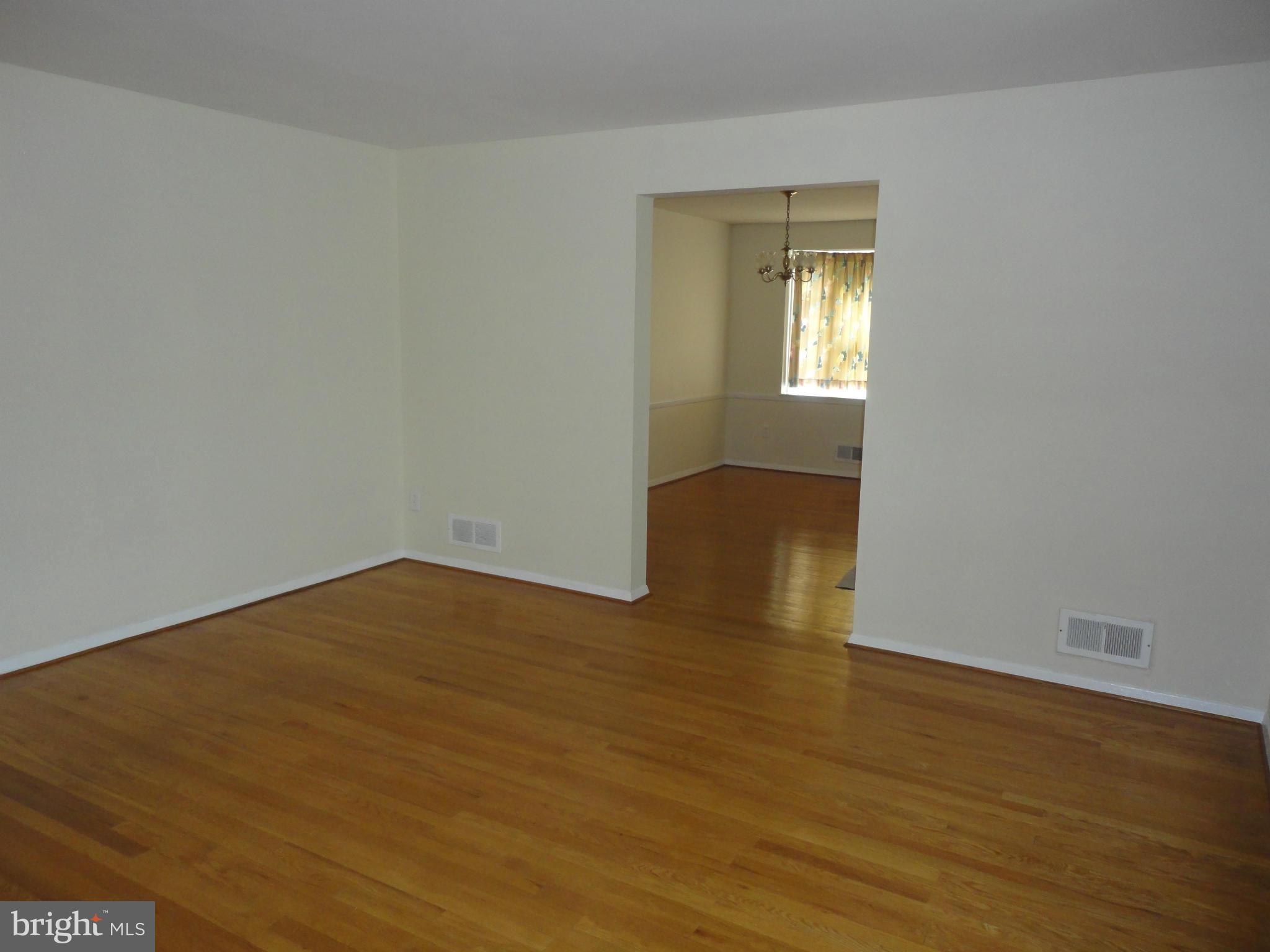 6221 Marlora Road Baltimore, MD 21239 - Photo 4 of 22 Living Room