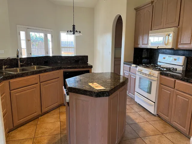 $2,900 | 1046 Lords Court, Lemoore, CA 93245