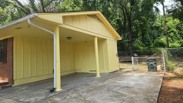 a view of back yard of the house