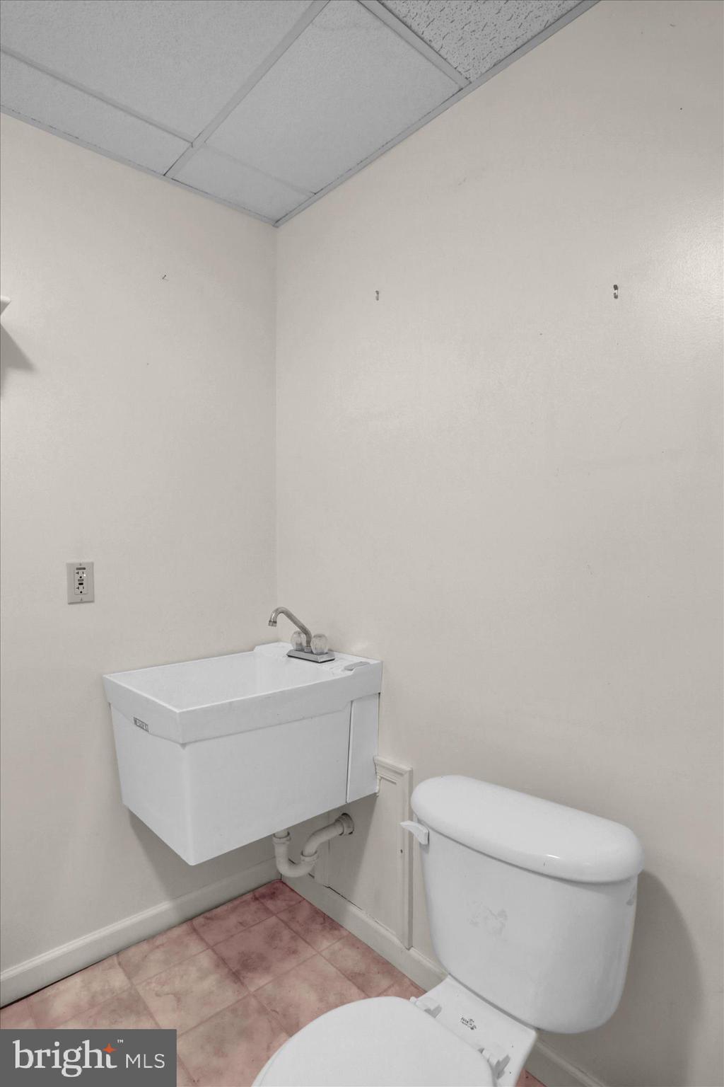 261 Sittler Valley Road Kutztown, PA 19530 - Photo 11 of 62 a bathroom with a sink a toilet and bathtub