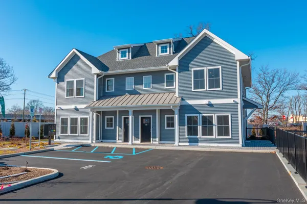 $3,600 | 843 Lake Boulevard, Lindenhurst, NY 11757