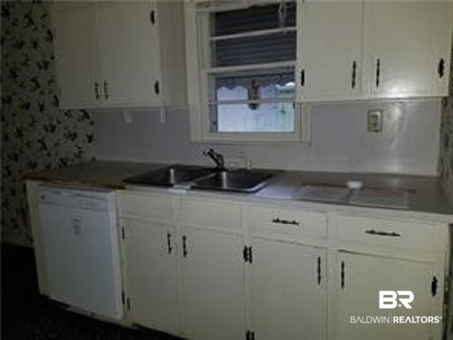 1604 Dover Street Mobile, AL 36618 - Photo 3 of 8