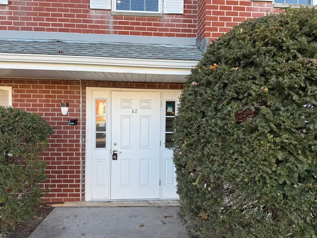 $2,000 | 50 Greenhouse Road, Unit 42A, Bridgeport, CT 06606