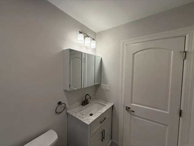 $2,000 | 50 Greenhouse Road, Unit 42A, Bridgeport, CT 06606