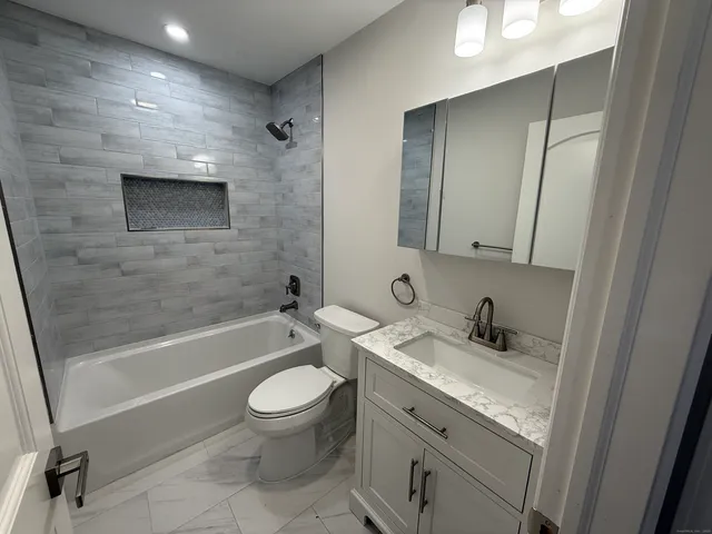 $2,000 | 50 Greenhouse Road, Unit 42A, Bridgeport, CT 06606