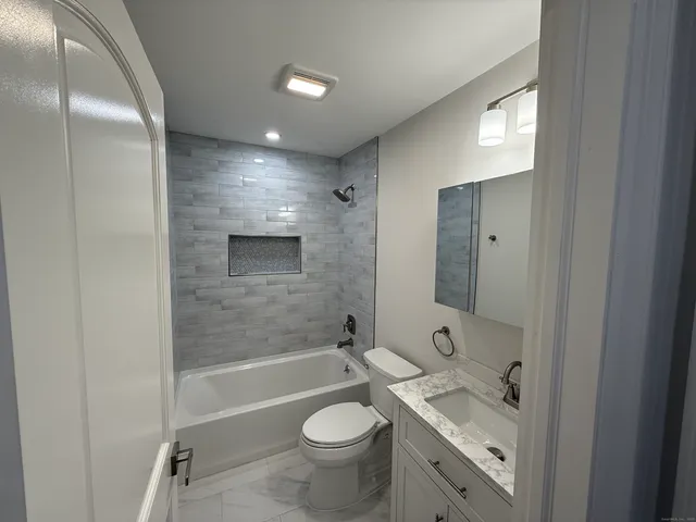 $2,000 | 50 Greenhouse Road, Unit 42A, Bridgeport, CT 06606