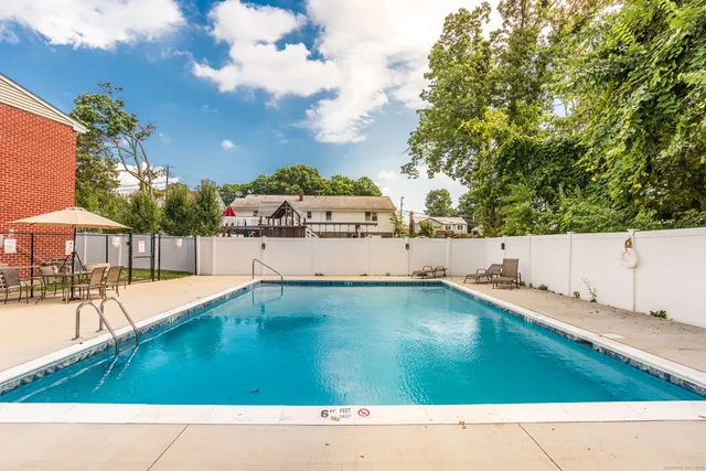 $2,000 | 50 Greenhouse Road, Unit 42A, Bridgeport, CT 06606