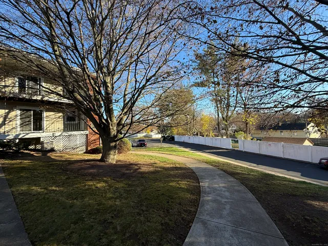 $2,000 | 50 Greenhouse Road, Unit 42A, Bridgeport, CT 06606