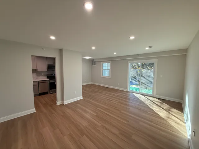 $2,000 | 50 Greenhouse Road, Unit 42A, Bridgeport, CT 06606