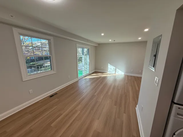 $2,000 | 50 Greenhouse Road, Unit 42A, Bridgeport, CT 06606