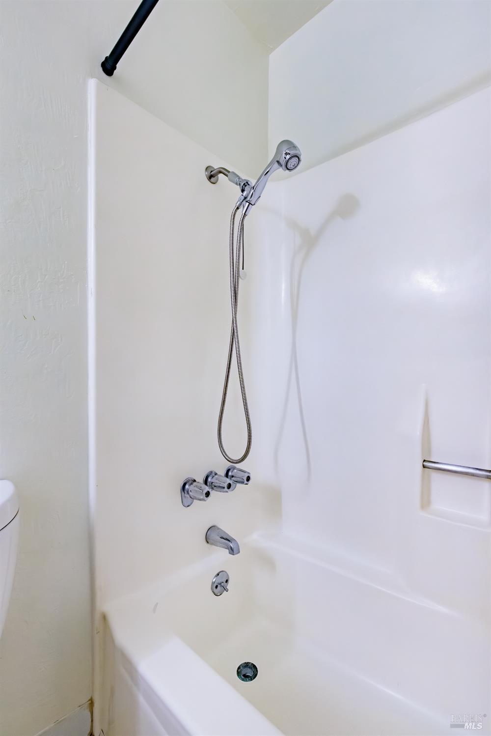355 Parkview Terrace, Unit B2 Vallejo, CA 94589 - Photo 25 of 42 a bathroom with a bath tub with a shower