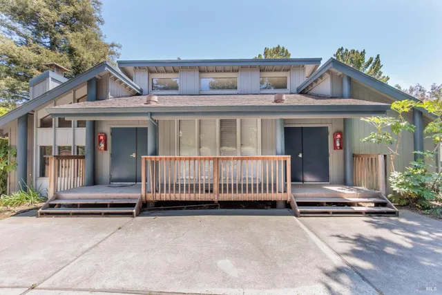 a view of livingroom with furniture and windows