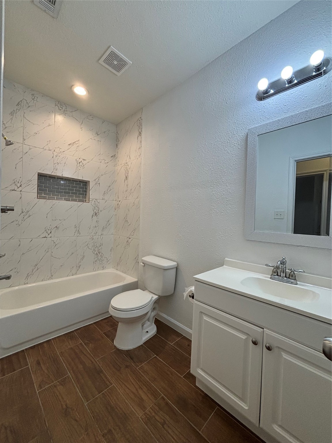 9834 Pelsey Street, Unit B Houston, TX 77029 - Photo 14 of 22 a bathroom with a sink a toilet and a bathtub