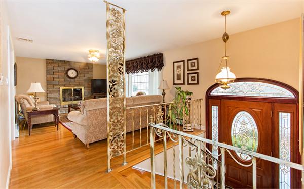 17 Stoneybrook Road Methuen, MA 01844 - Photo 2 of 20 Gallery Image 2