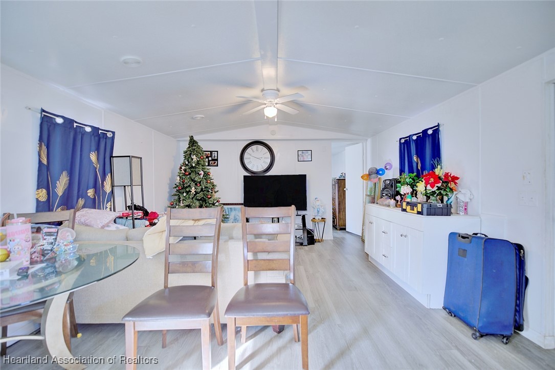 258-264 Griffin Road Wauchula, FL 33873 - Photo 21 of 33 a living room with furniture and a flat screen tv