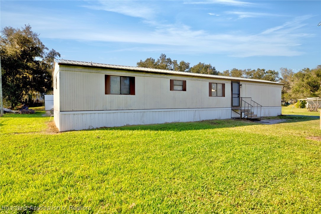 258-264 Griffin Road Wauchula, FL 33873 - Photo 4 of 33 a front view of house with yard