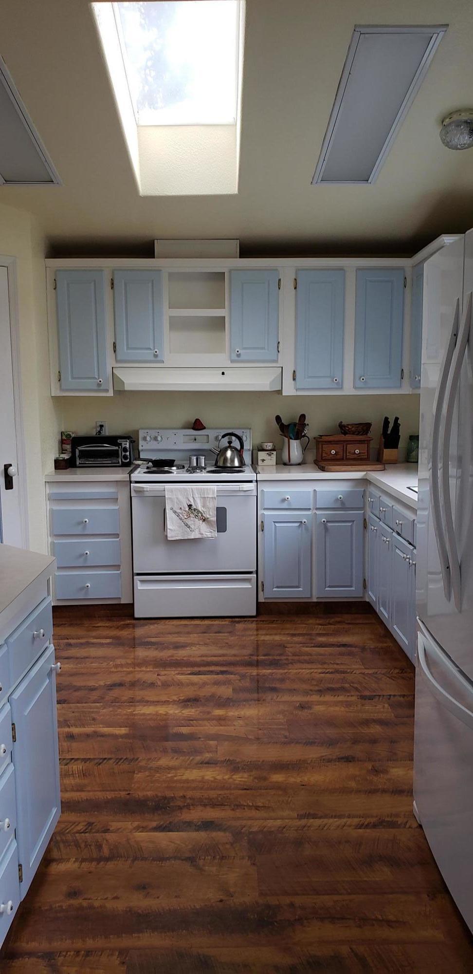 Bright, cheery kitchen, with beautiful laminate flooring to really highlight the beauty.