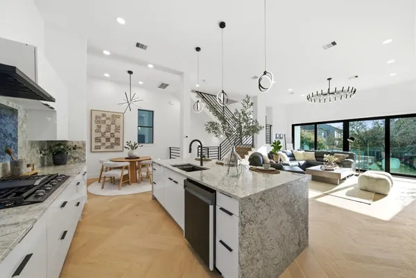 $999,000 | 809 Memorial Heights Drive, Houston, TX 77007
