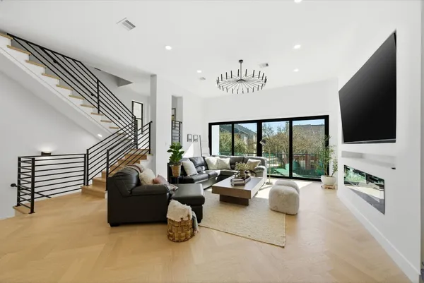 $999,000 | 809 Memorial Heights Drive, Houston, TX 77007