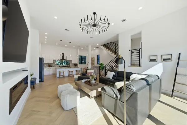 $999,000 | 809 Memorial Heights Drive, Houston, TX 77007