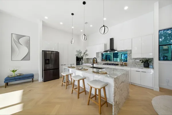 $999,000 | 809 Memorial Heights Drive, Houston, TX 77007
