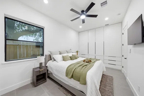$999,000 | 809 Memorial Heights Drive, Houston, TX 77007