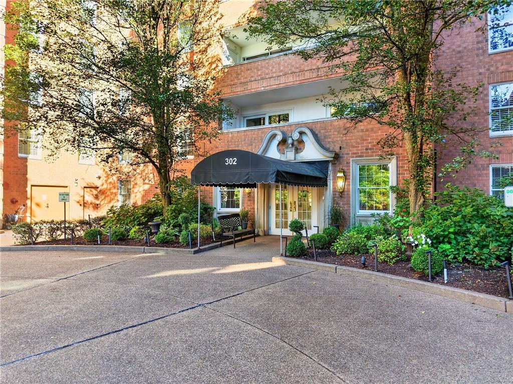 Enjoy a peaceful setting at Fox Chapel Mews, with a locked building entrance and a reception desk in the front lobby.