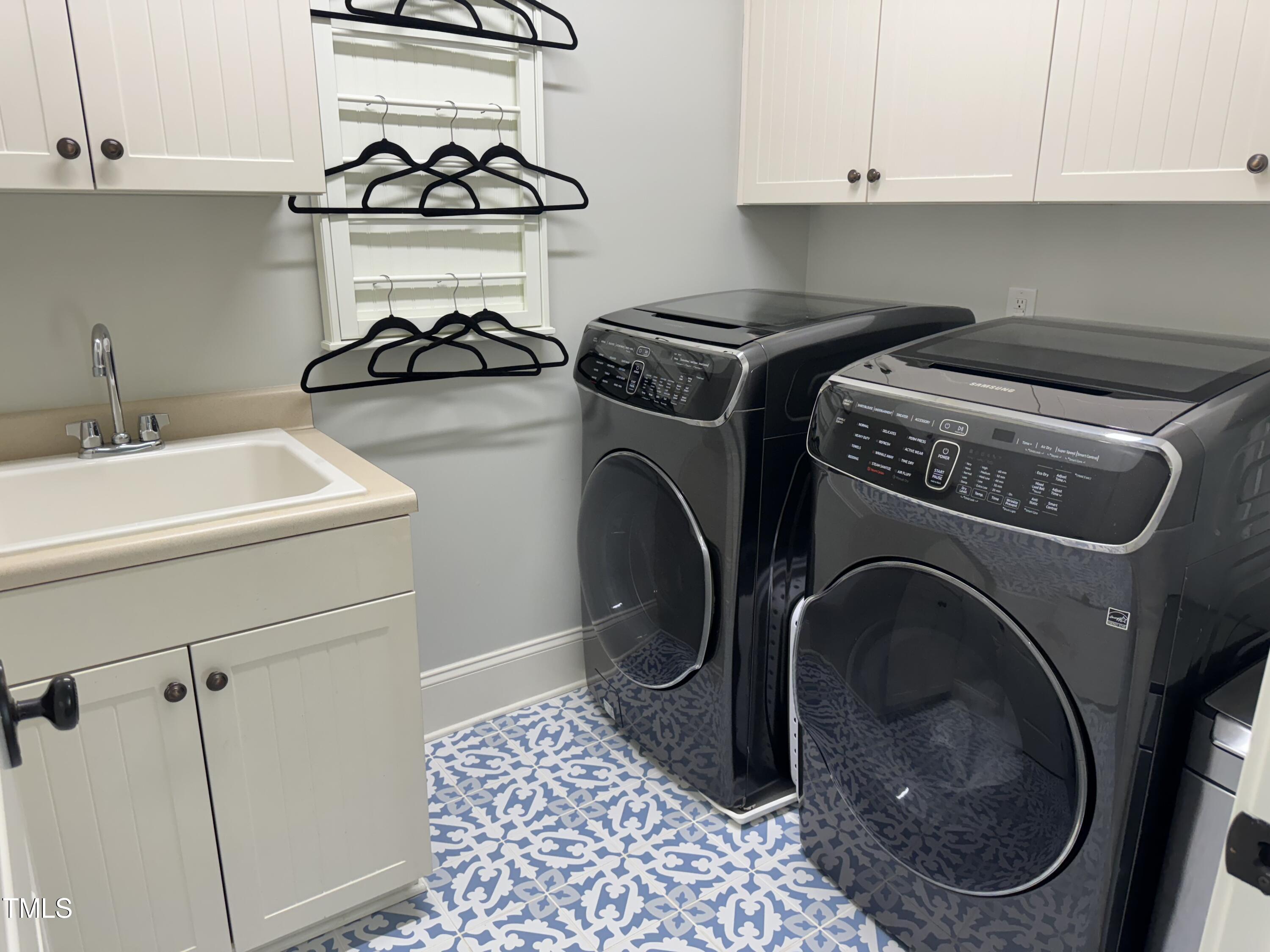 535 Guilford Circle Raleigh, NC 27608 - Photo 25 of 30 a utility room with sink dryer and washer