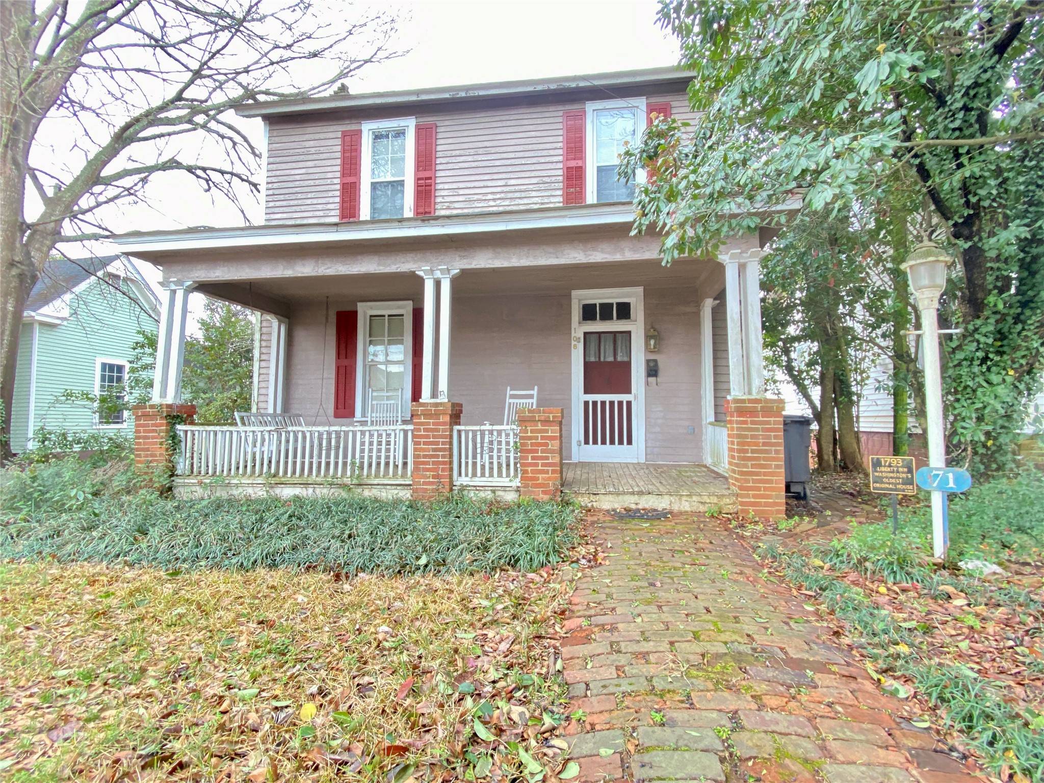 108 West Liberty Street Washington, GA 30673 - Photo 1 of 24 a front view of a house with garden
