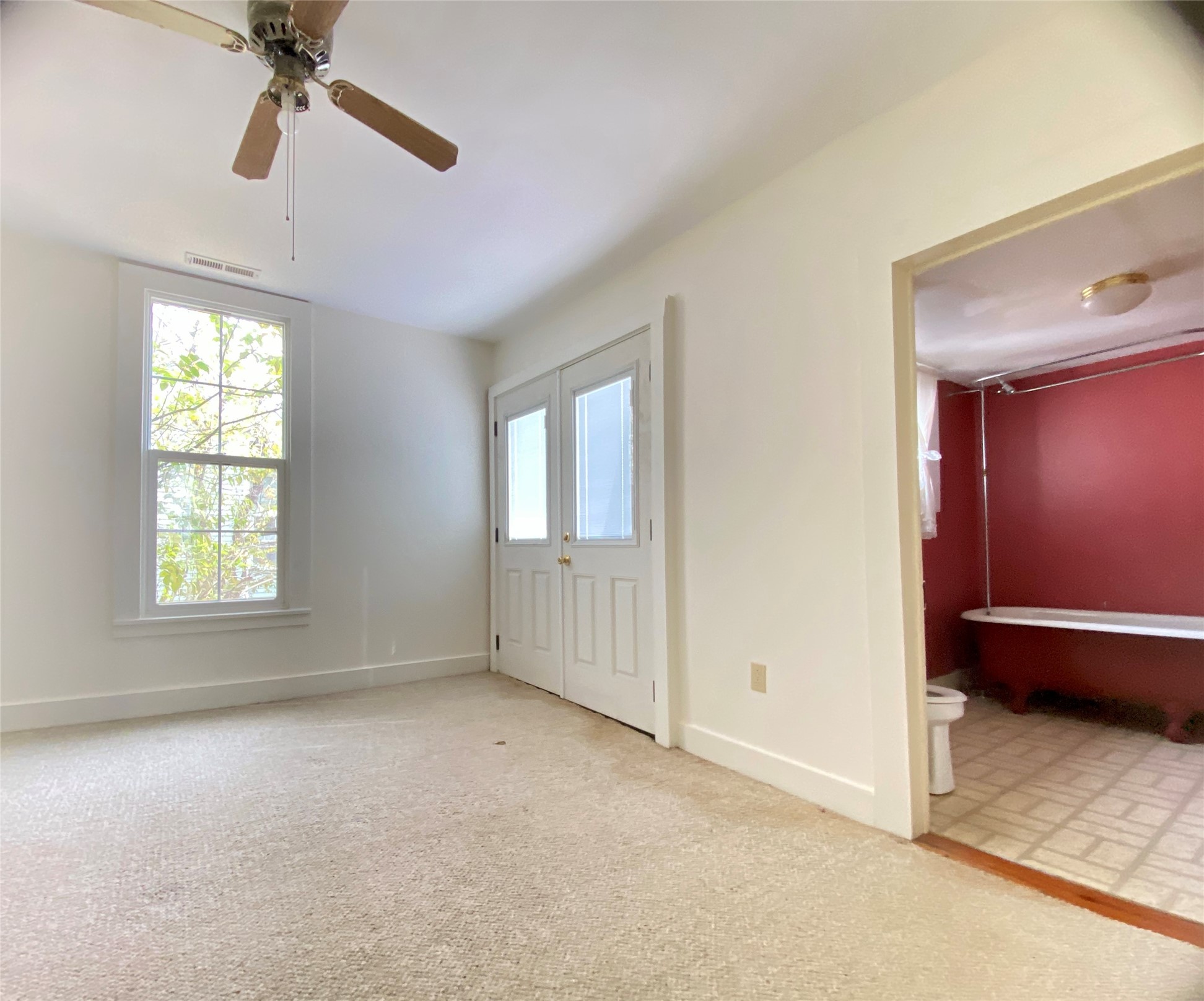 108 West Liberty Street Washington, GA 30673 - Photo 13 of 24 a view of an empty room with a window
