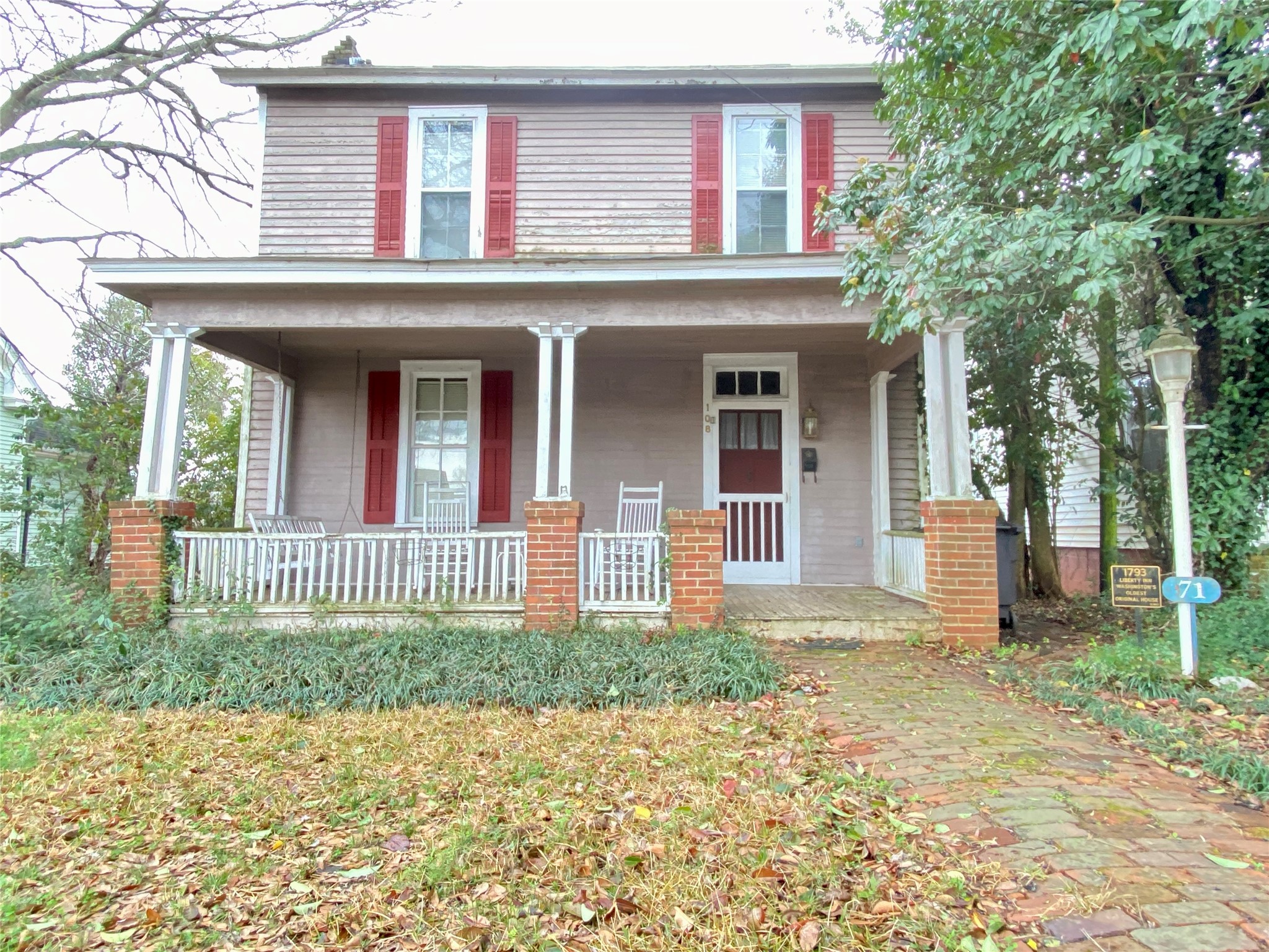 108 West Liberty Street Washington, GA 30673 - Photo 2 of 24 a front view of a house with a garden