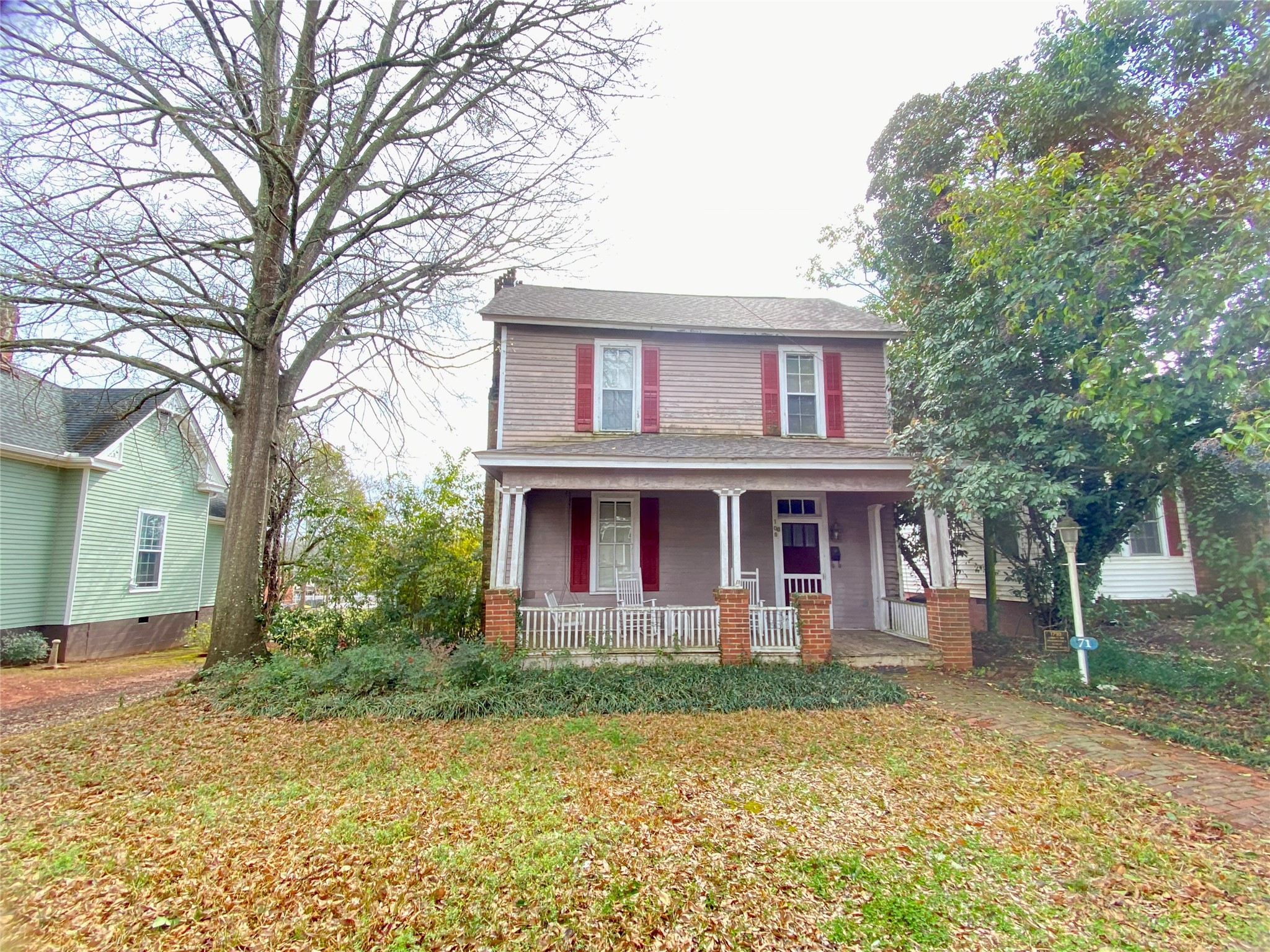 108 West Liberty Street Washington, GA 30673 - Photo 3 of 24 a front view of a house with garden