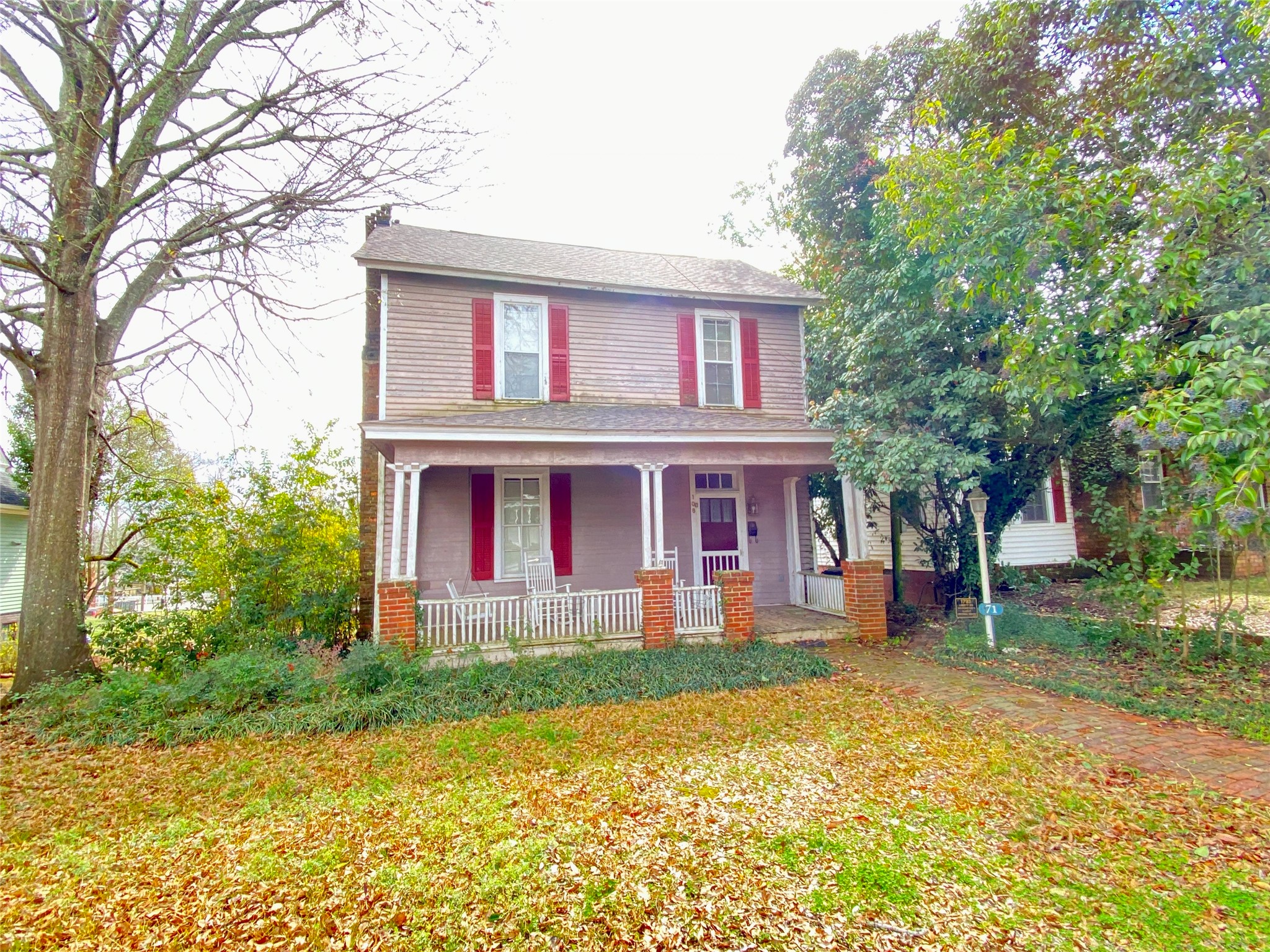 108 West Liberty Street Washington, GA 30673 - Photo 4 of 24 a front view of a house with garden