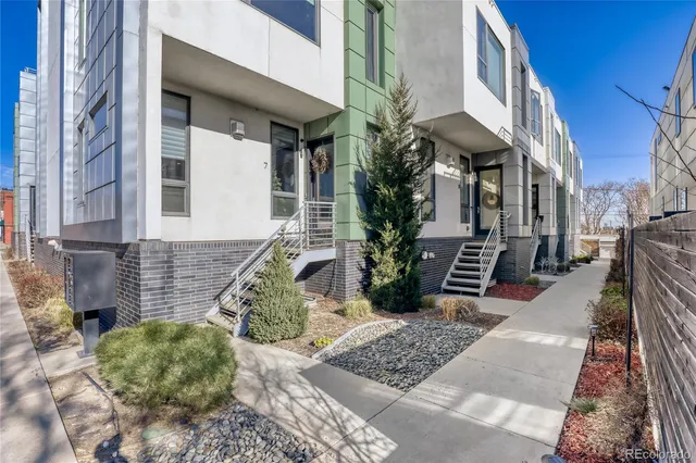 a view of entryway of a house