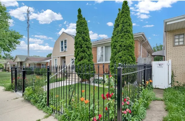 a view of a garden in the patio