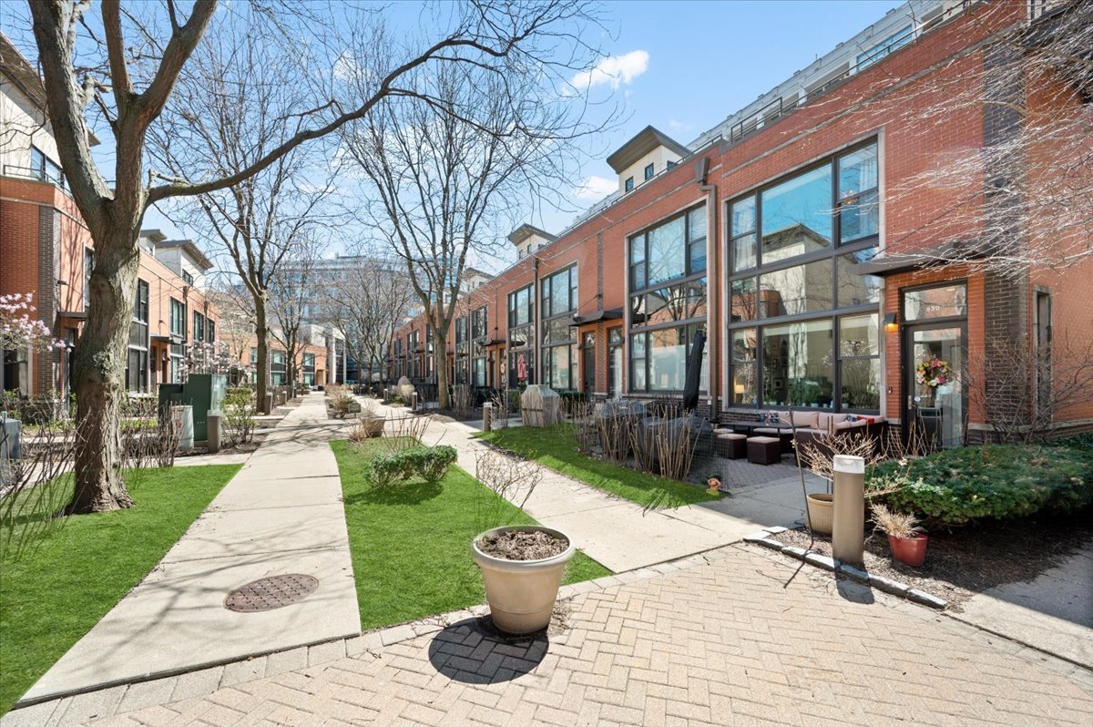 930 North Howe Street Chicago, IL 60610 - Photo 23 of 27 a view of a building with garden and sitting area