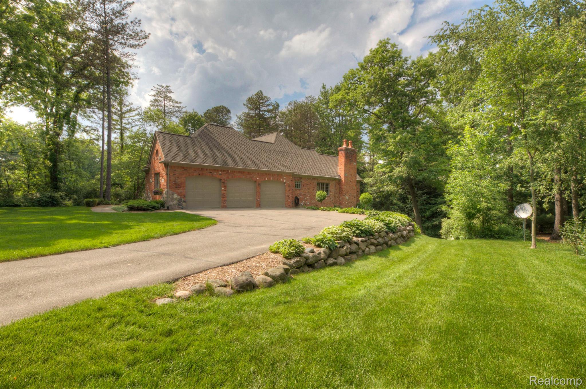 5718 Evergreen Howell, MI 48855 - Photo 3 of 39 Gallery Image 3