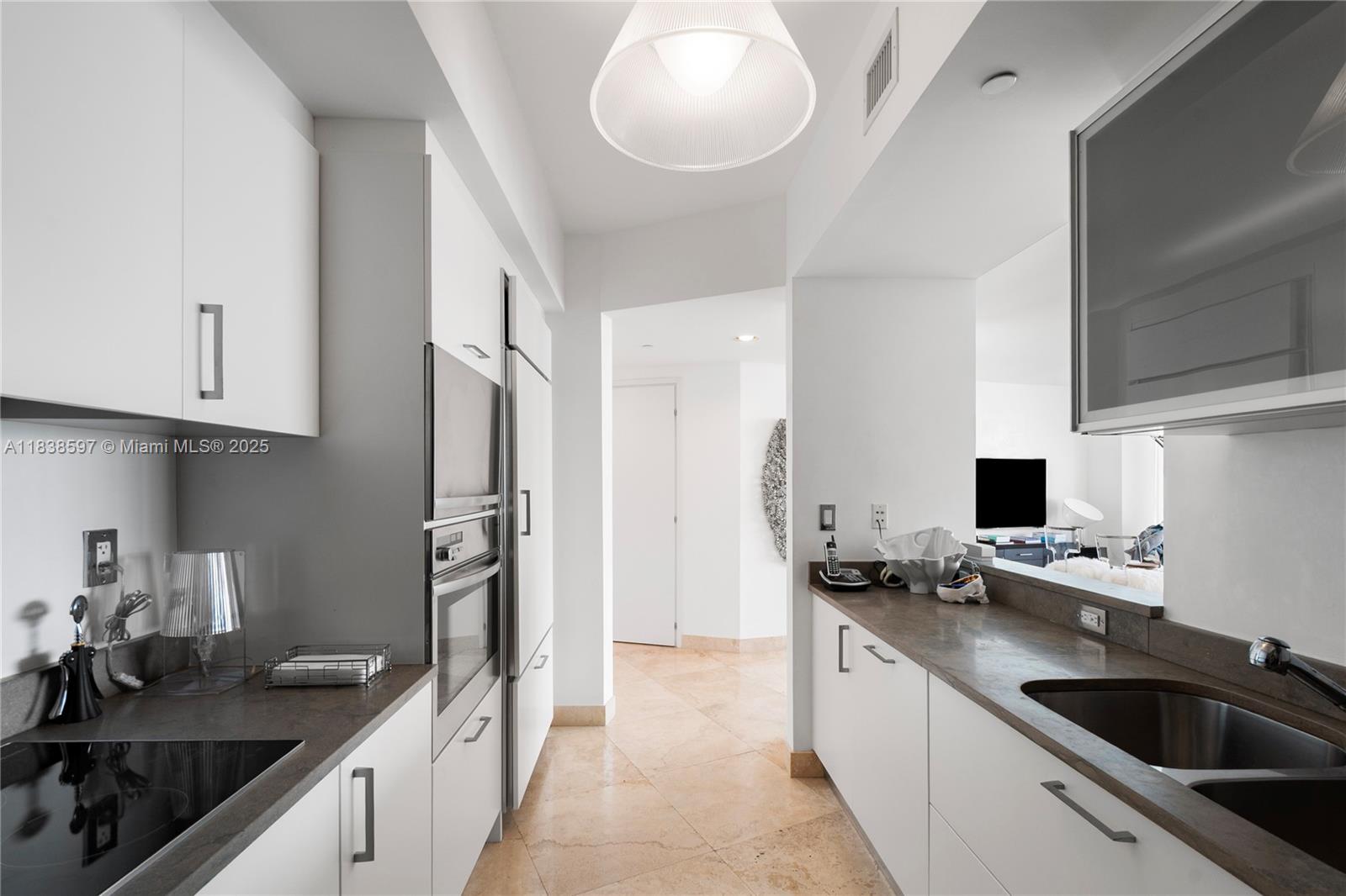 450 Alton Road, Unit 2001 Miami Beach, FL 33139 - Photo 13 of 47 Gallery Image 13