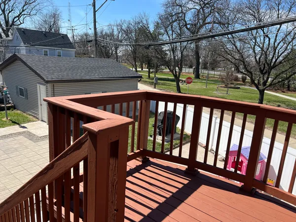 a view of a house with backyard and garden
