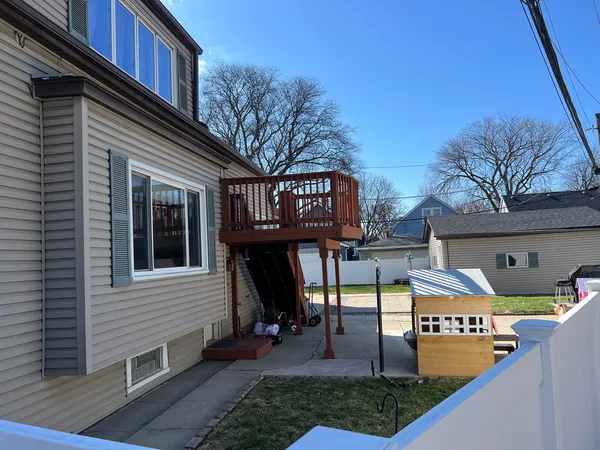 a view of a house with backyard and a tree